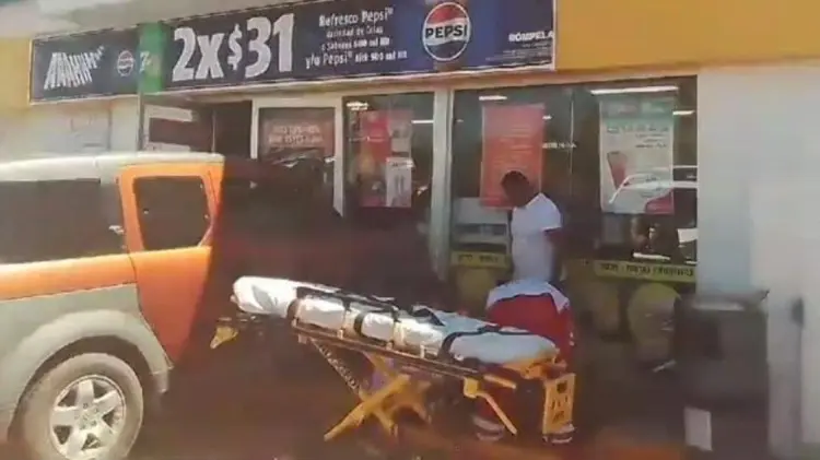 El conductor se impactó contra la ventana del establecimiento comercial. (Foto: Cortesía)