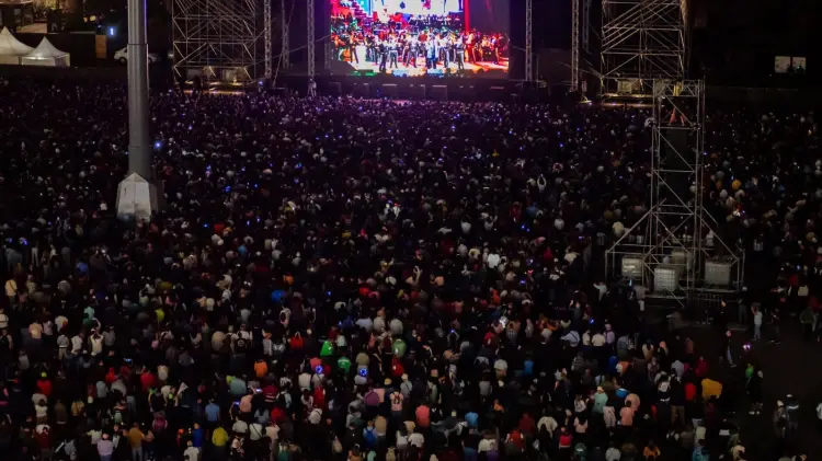 Fans de Juan Gabriel abarrotan el Zócalo con la proyección de su concierto