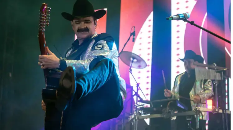 Los Tucanes de Tijuana reacciona a La Chona interpretada por Metallica