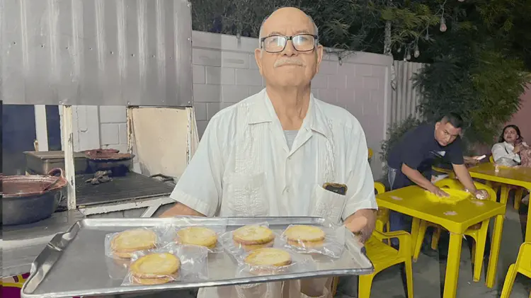 Juan Pedro siempre recuerda con orgullo su anterior trabajo. Antes de ser emprendedor, fue policía.