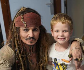 Johnny Depp visita a niños con cáncer vestido como Jack Sparrow 