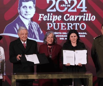 AMLO firma reformas constitucionales en su último día de gobierno