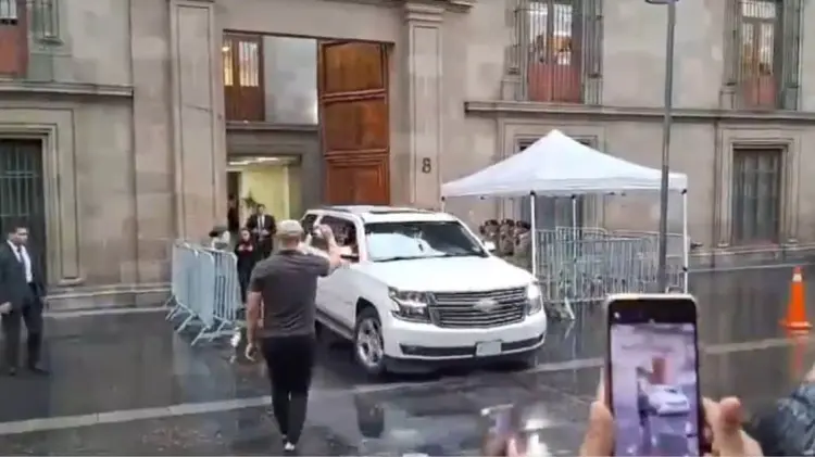 Decenas de simpatizantes esperaron a la salida del presidente. (Foto: Captura de video)