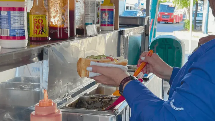Las carretas de hot dogs del centro suman casi 50 años de tradición culinaria. (Foto: Sofía Calvillo)