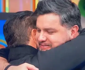 Mario Bezares abraza y besa a Paul Stanley en Hoy y hacen las paces