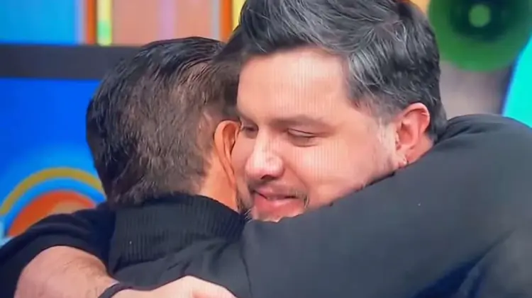 Mario Bezares abraza y besa a Paul Stanley en Hoy y hacen las paces