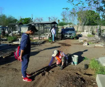 Plantan 500 árboles en el Bosque Memorial del Panteón Yáñez