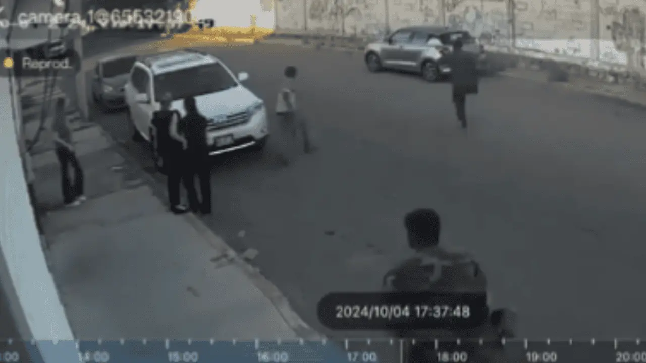 VIDEO | Investigan despojo de vehículo a mano armada en la colonia Balderrama