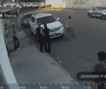 VIDEO | Investigan despojo de vehículo a mano armada en la colonia Balderrama