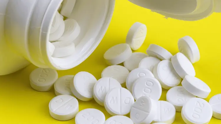 Se hallaron cinco envoltorios con polvo blanco y 72 pastillas de clonazepam. (Foto: Ilustrativa)