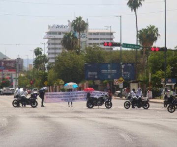 Viudas de policías se manifiestan en avenida Rosales de Hermosillo