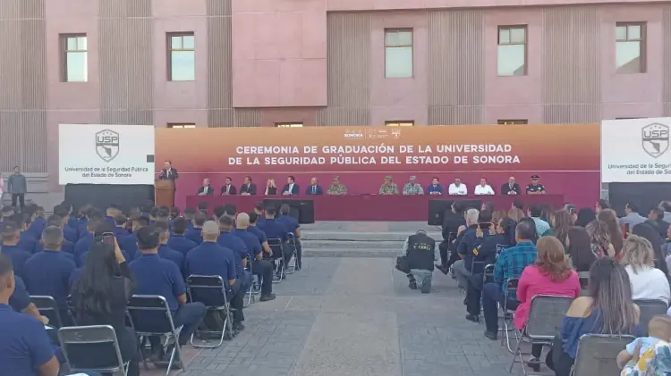 Más de 300 elementos egresaron de esta generación.