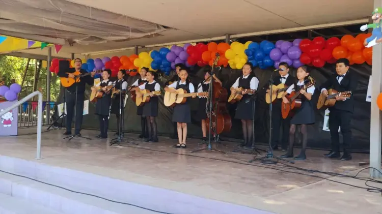 La Rondalla Infantil del colegio Nueva Galicia cerró con broche de oro las actividades de la mañana.