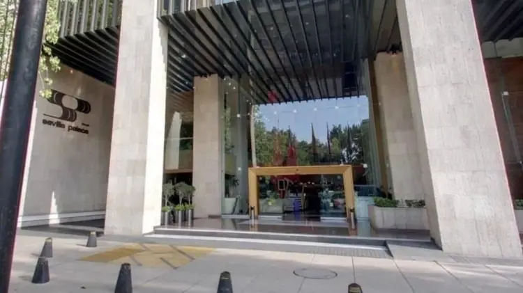 El cuerpo de la mujer fue hallado sobre la vía pública. (Foto: Redes)