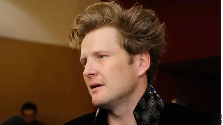 Alexander Acha canta el Himno Nacional Mexicano en partido de futbol