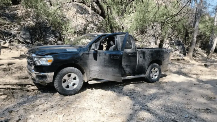 Detuvieron a dos personas y decomisaron un vehículo pickup. (Foto: Cortesía)