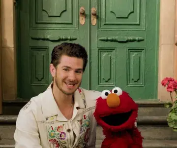 Andrew Garfield comparte con Elmo su duelo por la muerte de su mamá