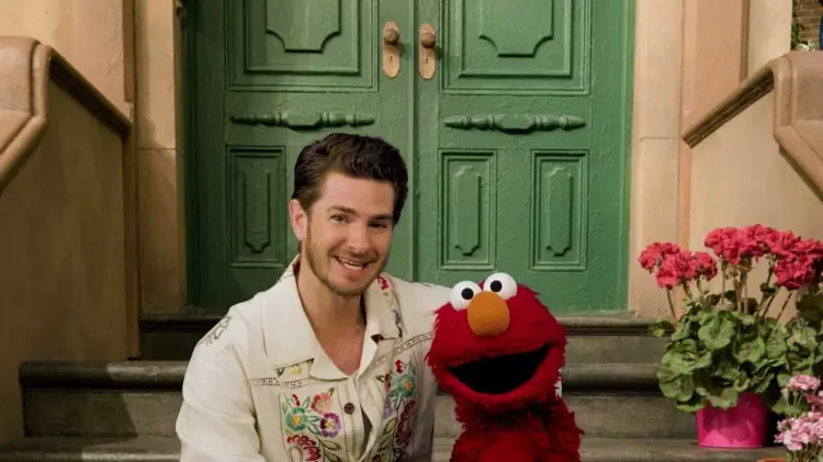 Andrew Garfield comparte con Elmo su duelo por la muerte de su mamá