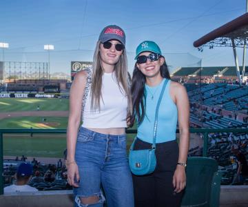 En el Estadio Fernando Valenzuela disfrutan de un buen juego