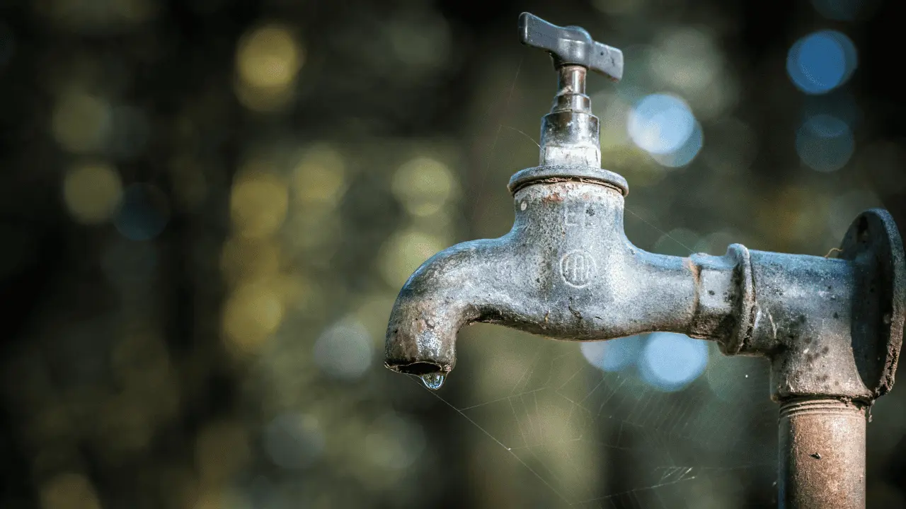 Colonias al oriente de Hermosillo se quedan sin agua por fuga en tubería