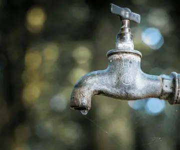 Colonias al oriente de Hermosillo se quedan sin agua por fuga en tubería