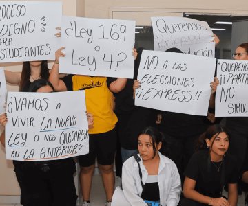 Estudiantes de la Unison impiden reunión del Colegio Universitario