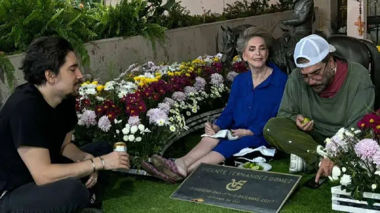El Potrillo visita la tumba de Vicente Fernández y comparte fotos en redes