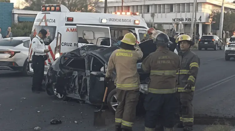 El automóvil impactado sufrió pérdidas totales.  (Foto: Ramón Munguía / EXPRESO)