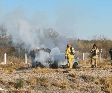 Llamas consumen vehículo en plena carretera