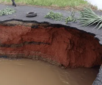 Tramo carretero al sur de Veracruz se derrumba por intensas lluvias