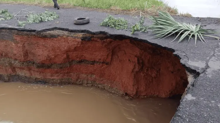 El tramo de la carretera estatal Santiago Tuxtla-Isla se derrumbó. (Foto: Cortesía)