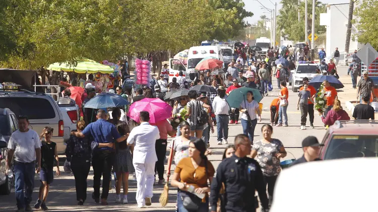 Los vehículos particulares están prohibidos dentro de los panteones. (Especial / EXPRESO)