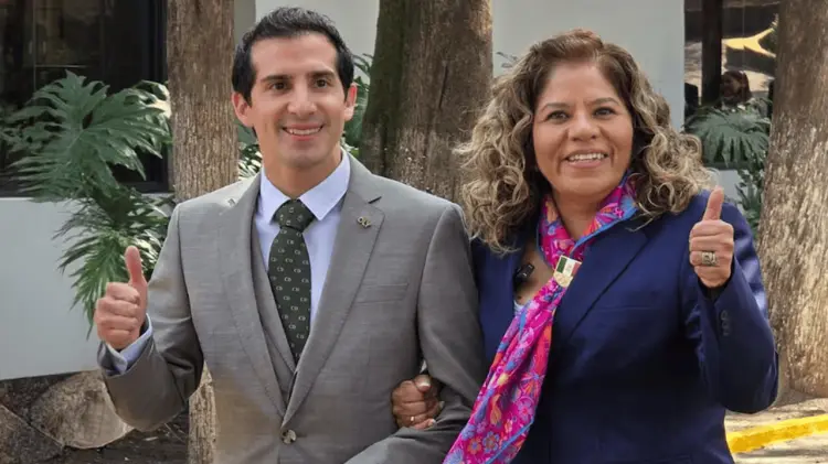 Pacheco fue recibido por María José Alcalá en la Asamblea. (Foto: Agencia El Universal)