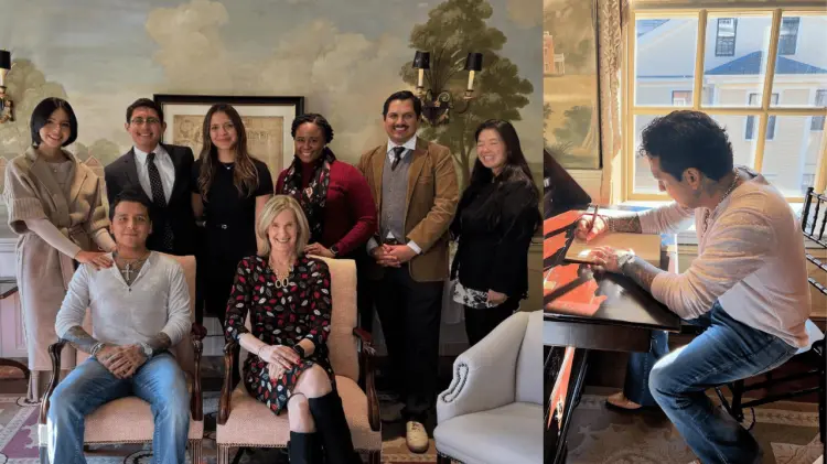 Nodal estuvo acompañado de Ángela Aguilar y firmó el Harvard Marshal Book. (Especial / EXPRESO)