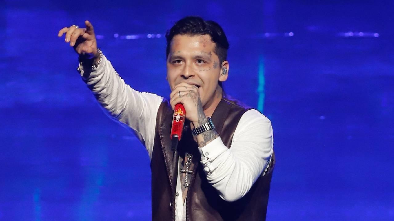 Christian Nodal luce nuevo look y anuncia concierto