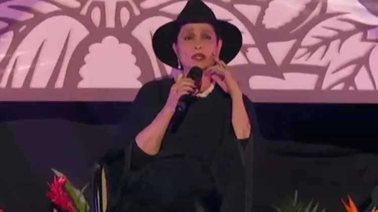 Daniela Romo aparece en silla de ruedas en la presentación de su telenovela