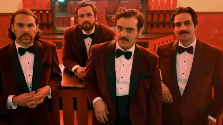 Líder de Enjambre pide que paren canción tumbada durante su concierto