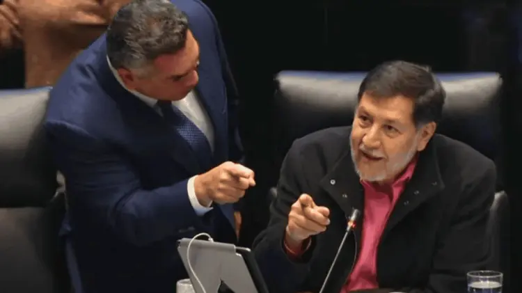 Moreno subió hasta la Mesa Directiva para encarar al presidente Fernández Noroña. (Especial)