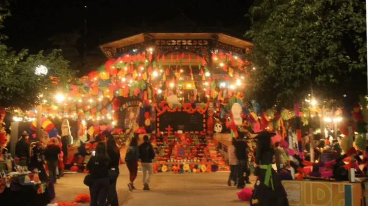 La Plaza Zaragoza se llenó de luces y colores. (Foto: Ramón Munguía / EXPRESO)