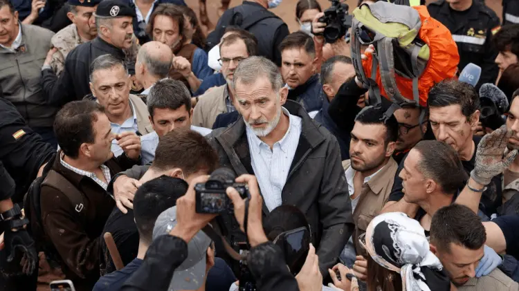 El Rey permaneció tranquilo e hizo varios intentos de hablar con los residentes individualmente.