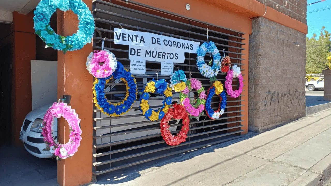 Reciben capacitación para elaborar coronas y venderlas el Día de Muertos