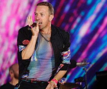 Chris Martin se cae del escenario en pleno concierto de Coldplay