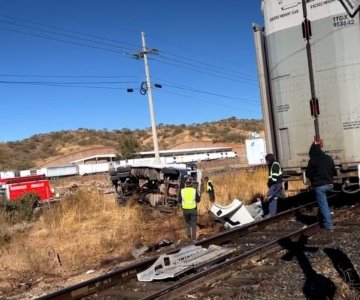 Tren embiste a tractocamión en la frontera de Nogales