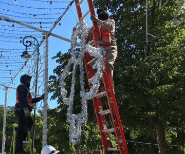 Inician con la instalación de adornos navideños en calles de Hermosillo