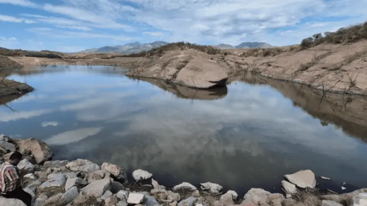 Ciudadanos han denunciado la calidad del agua proveniente de la presa El Cajoncito. (Foto: Especial)
