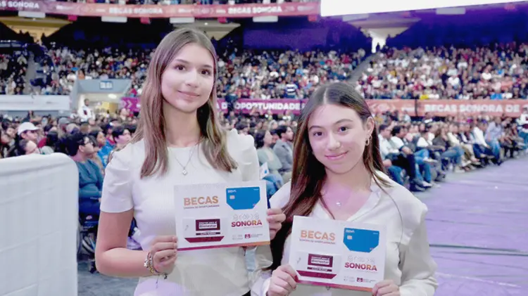 Alfonso Durazo entregó más de 6 mil becas a jóvenes universitarios en Hermosillo. (Foto: Especial)