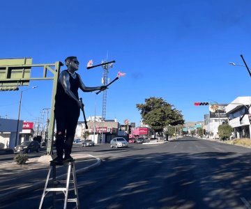 El malabarista plateado lleva el arte a las calles