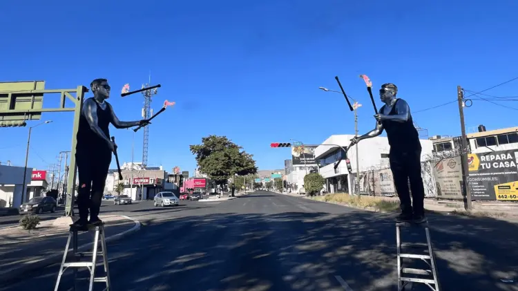 Durante el alto del semáforo, asombran a los conductores con sus acrobacias. (Foto: Sofía Calvillo)