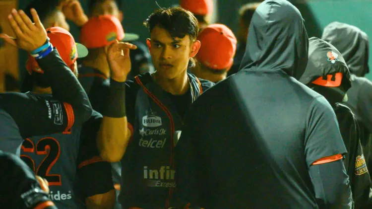 Ángel Camacho anotó la carrera de la victoria desde la intermedia. (Foto: Cortesía Naranjeros)