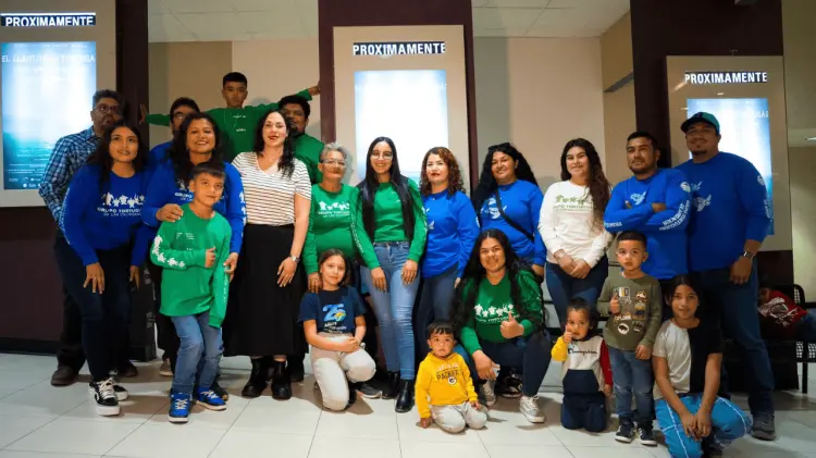 Las camisetas verdes y azules del colectivo pintaron el paisaje de quienes acudieron a la función.